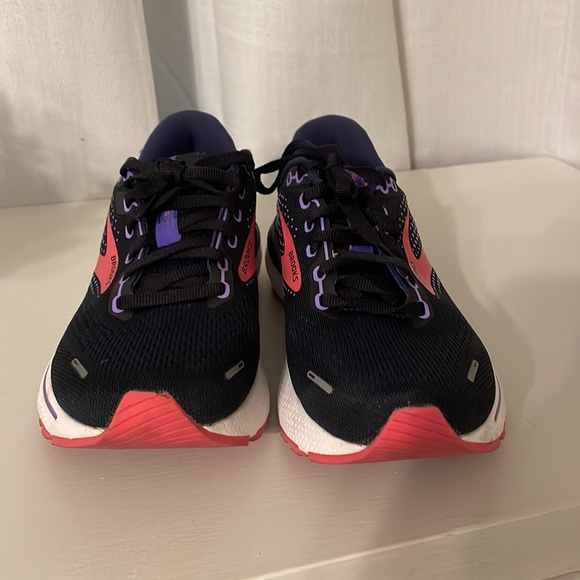 Brooks - Picture 4 of 4